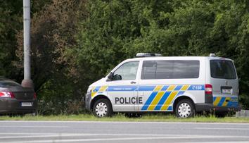 Řidič ujížděl na Vyškovsku devadesátkou. Jen jsme auto tlačili, tvrdil policistům