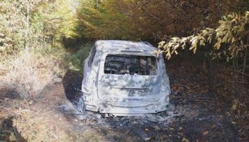 Ukradli auto a zapálili ho. Policie po měsících dopadla podezřelé muže