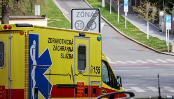 Muž si po pádu na ulici poranil hlavu a ztratil vědomí. Měl zřejmě záchvat