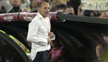 Trenér Juventusu má rekordní trofej, při zápase ukázal divoký striptýz