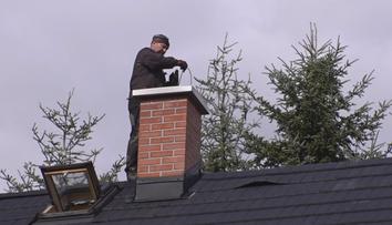 Kominíci mají plno, sousedé dusí okolí kouřem. Topná sezóna přináší problémy