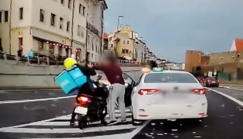 VIDEO: Kurýři se poprali uprostřed silnice. Není divu, že je jídlo rozlité, reagují lidé