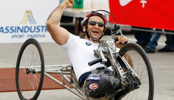 O nohy už přišel, teď mu hrozí ztráta zraku. Zanardi ale stále bojuje