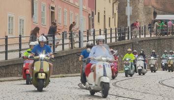 Prahou projely stovky skútrů Vespa. Na spanilou jízdu dorazili majitelé z pěti zemí