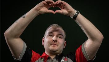 Zkáza favoritů na MS v šipkách. Končí Van den Bergh nebo Duijvenbode