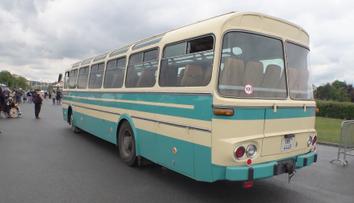 Prahou se proháněly historické autobusy. Lidé se mohli projet vyřazenými modely