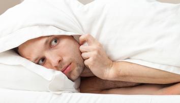 Muž se bál pátku 13., zůstal proto v posteli. Zřítila se na něj celá budova