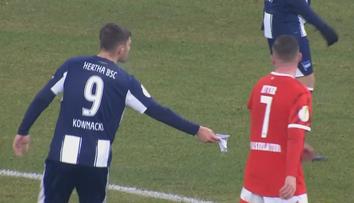 Komický moment v německém poháru. Hráč ukradl soupeři důležitý vzkaz od trenéra
