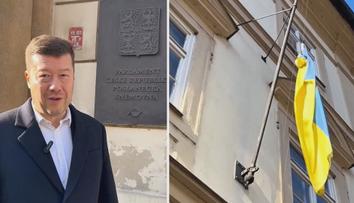 VIDEO: Okamura ze Sněmovny sundal vlajku Ukrajiny. Piráti a ODS s ním vyběhli