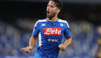 První gól po návratu italského fotbalu padl přímo z rohu, postoupila Neapol