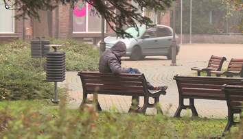 Třetina bezdomovců v Česku žebrá. Některá města jim to zakazují