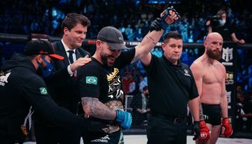 Bellator má nového šampiona v lehké váze. Pitbull knokautoval Queallyho