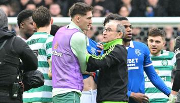 Emoce v glasgowském derby. Ve strkanici byl aktivní i Čvančara