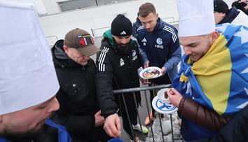 Džeko podlehl grilu u hřiště. Fanoušci jej zaskočili bosenským národním pokrmem