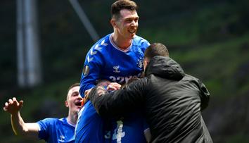 Gerrard slaví se svým týmem postup. A to Rangers pohrdli i penaltou