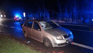 Osobní auto srazilo chodce, záchranářům se ho podařilo oživit