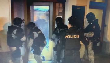 Policisté vyrazili dveře baru! Po zavíračce tam popíjely desítky lidí