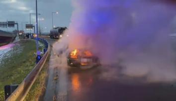 Na Pražském okruhu začalo za jízdy hořet auto. Posádka stihla utéct