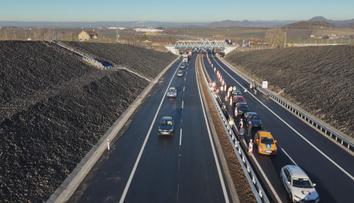 Na Lounsku otevřeli nový úsek dálnice. Řešit se začal ale už před 20 lety