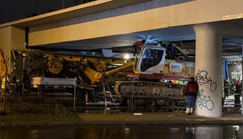 Tahač pod mostem odolává i tankům. Hasiči v Praze bourají část konstrukce
