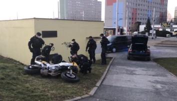 Motorkář ujížděl před policií. Po vybourání se pokusil utéct po svých
