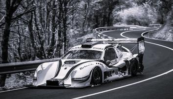 Tragédie při motorsportu. Jezdec zemřel po tvrdém nárazu, vůz začal hořet