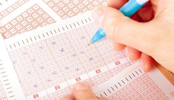 Netrefil ani jedno číslo, i tak vyhrál pohádkovou sumu. Na Slovensku padl jackpot