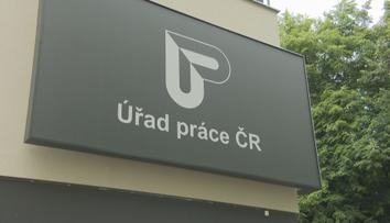 Úřad vyzval žadatele o dávky, aby doložili příjmy. Lidé se snadno vyhnou frontám