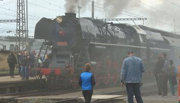 Parní lokomotiva se vrátila na Slovensko. Fanoušci se s ní svezli až do Brna