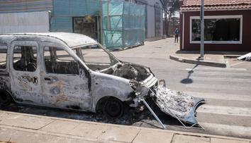 V tropickém ráji vypukly násilné protesty, umírají tam lidé. V centru dění uvízli Češi