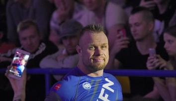 Filip Grznár slaví první výhru, v kleci knokautoval účastníka Superstar