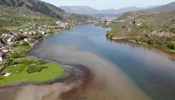 Populární jezero se zbarvilo do děsivého odstínu. Hrozí úhyn ryb a zákaz koupání