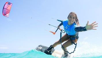 Senzační úspěch: Paula Novotná vyhrála závod SP kiteboardistek