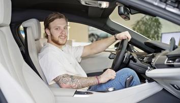 Pastrňák má novou káru. Na léto dostal hybrid, který umí 250 km/h