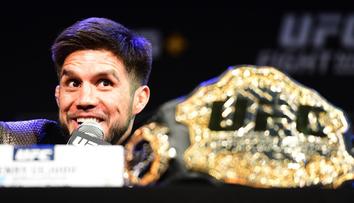 Hitparády pozor! Bývalý UFC šampion rapuje. Provokuje přísnými rýmy