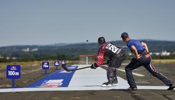 Unikátní kousek pilota Šonky a hokejisty Blümela. Gól dali ze sta metrů každý po svém