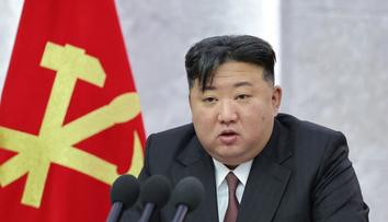 Kim nechal zatknout tři úředníky. Rozzuřili ho poničením nové válečné lodě