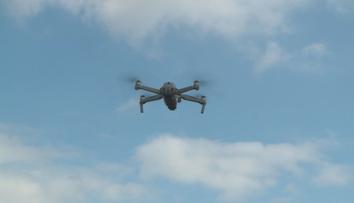 Brazilský fotbalista se snažil sestřelit dron, sudí ho hned potrestal
