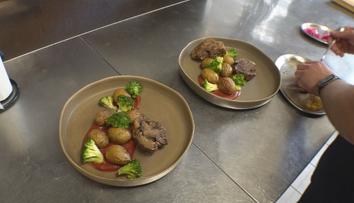 Obědy v restauraci nejsou pro chudé. Ceny poledních menu dosáhly rekordu