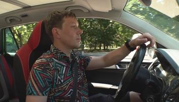 Učitelé o prázdninách chodí na brigády. Provádí na hradech i řídí taxi