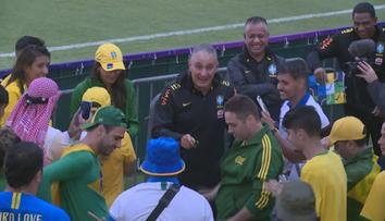 Brazilský kouč Tite si s fanoušky po tréninku střihl sambu na rozloučenou