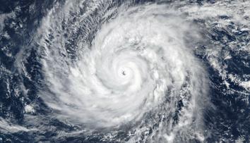 Meteorologové varují před monstrem páté kategorie. Supertajfun Sinlaku začíná řádit