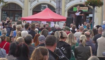 Rušení dětského oddělení v Rumburku naštvalo občany. Na protest vyšli do ulic