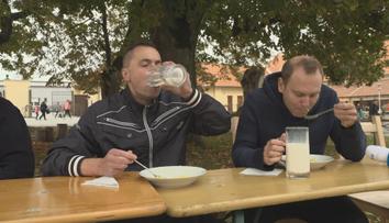 Reportér TV Nova se zapojil do závodu jedlíků. Soutěžící pojídali brambory rychlostí blesku