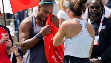Serena v bolestech. Finále musela vzdát kvůli problémům se zády