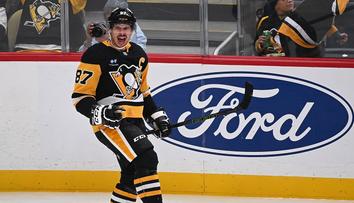 Crosby v třaskavém derby zářil. Vyrovnal historický rekord Lemieuxe