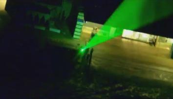 Laserem oslnil policejního pilota. Hrozí mu osm let za mřížemi
