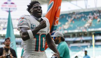 Fotbalista Miami se zapsal do historie. Nejprve byl zadržen, pak dal touchdown