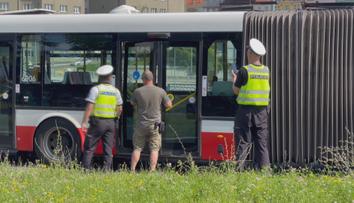Autobus měl skřípnout seniorku ve dveřích. Bojuje v nemocnici o život