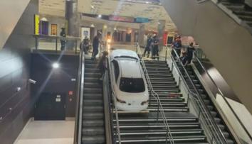 Tudy cesta nevede! S kradeným autem zablokoval vchod do metra